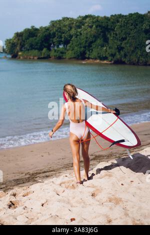 Donna bagnata felice che naviga nell'oceano Foto Stock