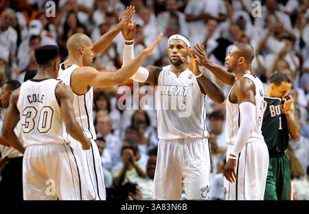 21 aprile 2013 - Miami, FL, USA - LeBron James dei Miami Heat ottiene alti risultati dai compagni di squadra dopo una partita del terzo quarto contro i Milwaukee Bucks in gara 1 dei playoff della Eastern Conference dell'NBA all'AmericanAirlines Arena di Miami, Florida, domenica 21 aprile 2013. (Immagine di credito: © Robert Duyos/MCT/ZUMAPRESS.com) Foto Stock