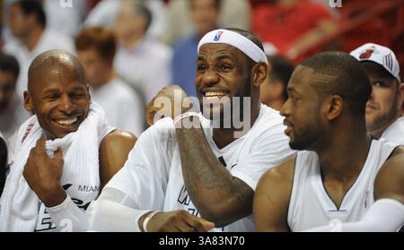 21 aprile 2013 - Miami, FL, USA - Ray Allen, LeBron James, Center, e Dwyane Wade sorridono durante gara 1 dei playoff della Eastern Conference dell'NBA all'AmericanAirlines Arena di Miami, Florida, domenica 21 aprile 2013. I Miami Heat sconfissero i Milwaukee Bucks, 110-87. (Immagine di credito: © Joe Cavaretta/MCT/ZUMAPRESS.com) Foto Stock