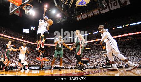21 aprile 2013 - Miami, FL, USA - LeBron James dei Miami Heat arriva in volo in gara 1 dei playoff della Eastern Conference contro i Milwaukee Bucks all'AmericanAirlines Arena di Miami, Florida, domenica 21 aprile 2013. (Immagine di credito: © Robert Duyos/MCT/ZUMAPRESS.com) Foto Stock