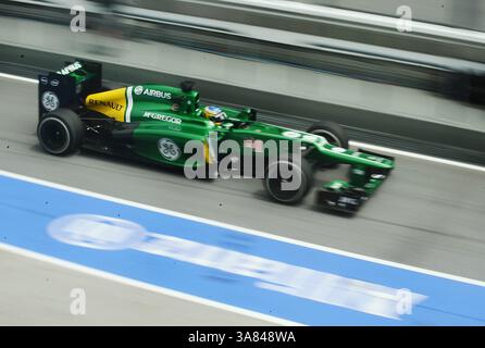 22 marzo 2013 - Sepang, Malesia - Charles Pic, pilota francese del team Caterham F1 che guida la sua vettura nella pit Lane durante la seconda sessione di prove del Gran Premio della Malesia 2013 sul circuito Internazionale di Sepang. (Immagine di credito: © Robertus Pudyanto/ZUMAPRESS.com) Foto Stock