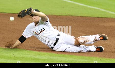 10 aprile 2013 - Miami, FL, USA - la prima base dei Miami Marlins Chris Valaika non è in grado di cogliere un colpo di base su Juan Francisco degli Atlanta Braves nel quarto inning al Marlins Park di Miami, Florida, mercoledì, lunedì 10 aprile, 2013. (immagine di credito: © Hector Gabino/MCT/ZUMAPRESS.com) Foto Stock