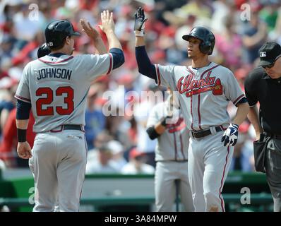 14 aprile 2013 - Washington, DC, USA - Interbase Atlanta Braves Andrelton Simmons (19), destra. È accolto dai compagni di squadra Chris Johnson (23) e Dan Uggla (26), tornato, dopo hist tre fuoricampo contro i Washington Nationals nel terzo inning al Nationals Park di Washington, D.C., domenica 14 aprile 2013. Johnson e Uggla segnarono sul fuoricampo di Simmons. (Immagine di credito: © Chuck Myers/MCT/ZUMAPRESS.com) Foto Stock