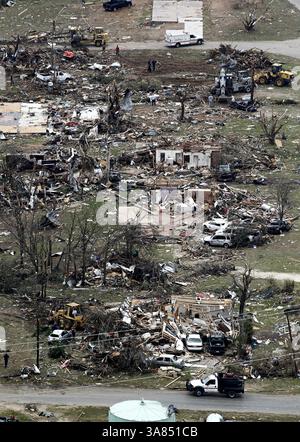 16 maggio 2013 - Granbury, Texas, Stati Uniti - i detriti delle case danneggiate affondano il quartiere giovedì 16 maggio 2013, a Granbury, Texas, dopo le tempeste notturne hanno innescato tornado e causato danni all'area. (Immagine di credito: © Ron T. Ennis/MCT/ZUMAPRESS.com) Foto Stock