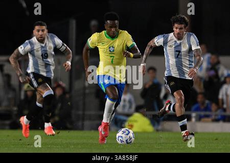 ARGENTINA, Buenos Aires - 25 MARZO 2025: Vinicius Junior del Brasile e Nicolas Otamendi e Rodrigo De Paul dell'Argentina in azione durante la FIFA 20 Foto Stock