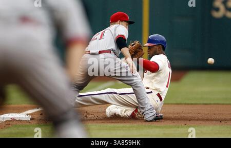 18 maggio 2013 - Philadelphia, PA, USA - Domonic Brown dei Philadelphia Phillies viene taggato in terza base da Todd Frazier dei Cincinnati Reds dopo aver tentato di allungare un doppio in un triplo contro nel secondo inning al Citizens Bank Park di Philadelphia, Pennsylvania, sabato 18 maggio 2013. I Reds sconfissero i Phillies per 10-0. (Immagine di credito: © Ron Cortes/MCT/ZUMAPRESS.com) Foto Stock