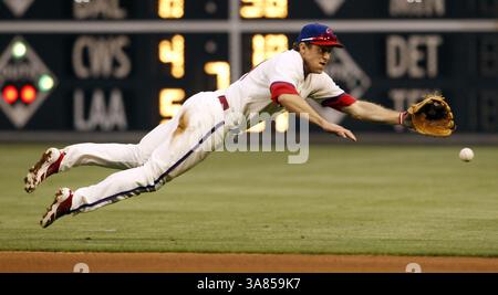 18 maggio 2013 - Philadelphia, PA, USA - la seconda base dei Philadelphia Phillies Chase Utley fa una partita subacquea su un inguinale colpito da Jack Hannahan dei Cincinnati Reds nel nono inning al Citizens Bank Park di Philadelphia, Pennsylvania, sabato 18 maggio 2013. I Reds sconfissero i Phillies per 10-0. (Immagine di credito: © Ron Cortes/MCT/ZUMAPRESS.com) Foto Stock