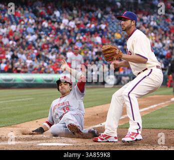 18 maggio 2013 - Philadelphia, PA, USA - Phillippe Aumont dei Philadelphia Phillies aspetta il lancio dopo che un campo selvaggio permette al Joey otto dei Cincinnati Reds di tornare a casa nell'ottavo inning al Citizens Bank Park di Philadelphia, Pennsylvania, sabato 18 maggio 2013. I Reds sconfissero i Phillies per 10-0. (Immagine di credito: © Ron Cortes/MCT/ZUMAPRESS.com) Foto Stock