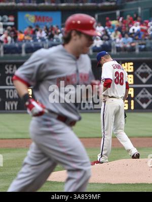 18 maggio 2013 - Filadelfia, PA, USA - il lanciatore dei Philadelphia Phillies Kyle Kendrick, a destra, volta le spalle mentre Ryan Hanigan dei Cincinnati Reds gira le basi dopo aver battuto un home run di tre punti nel secondo inning al Citizens Bank Park di Philadelphia, Pennsylvania, sabato 18 maggio 2013. I Reds sconfissero i Phillies per 10-0. (Immagine di credito: © Ron Cortes/MCT/ZUMAPRESS.com) Foto Stock