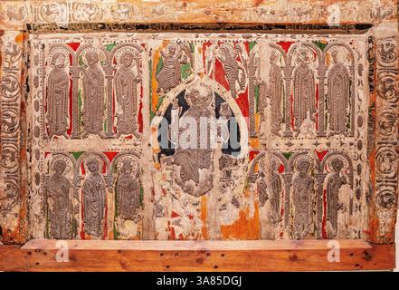 Facciata dell'altare romanico da Esterri de Cardos, 1225, tempera, rilievi in stucco e resti di foglie metalliche su legno, Chiesa di Sant Pau, Pallars Sobira Foto Stock
