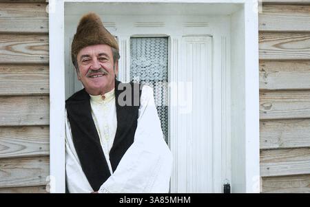 Contea di Vrancea, Romania, circa 1995. Uomo del posto che indossa il costume tradizionale. Foto Stock