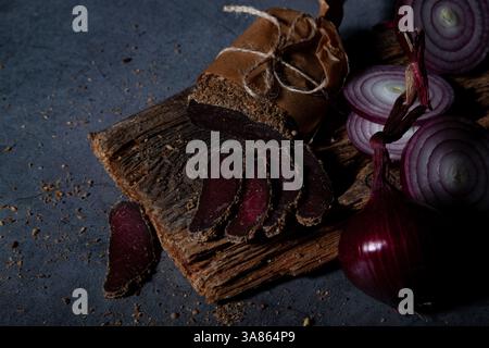 Manzo secco. Dobash carne secca, basturma con spezie e rosso, insalata, cipolla Foto Stock