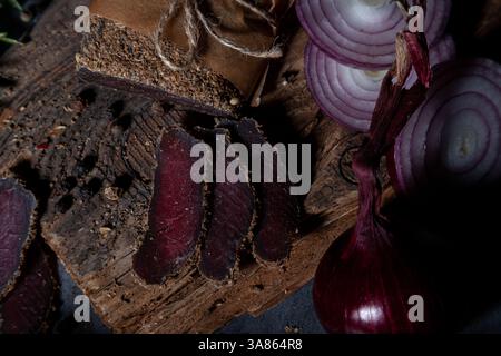 Tre ​​dried di carne tagliata a fette sottili secondo una ricetta casalinga. Foto Stock