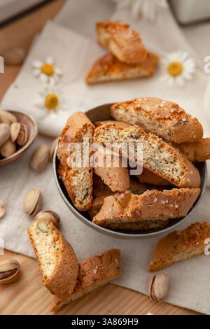 biscotti tradizionali italiani con pistacchio in una ciotola di metallo, primo piano Foto Stock