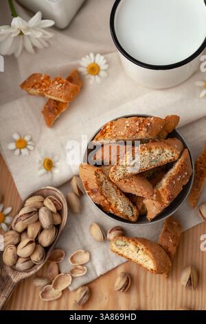 cantucci o biscotti con pistacchi. semplice dessert italiano Foto Stock