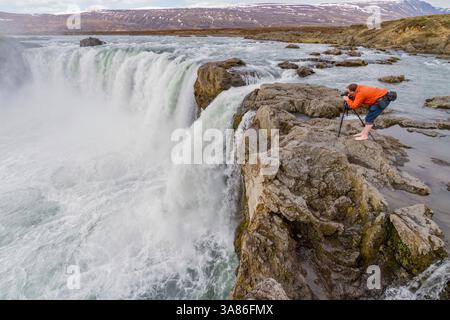Fotografo a Godafoss (cascata degli dei), Islanda Foto Stock
