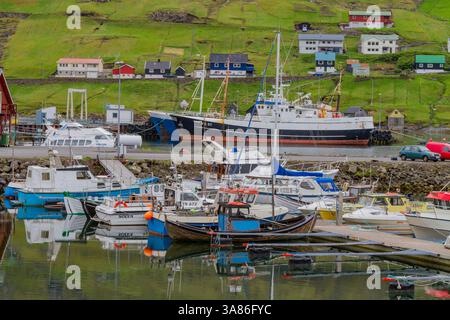 Vista della città di pescatori di Westmanna sul lato occidentale dell'isola di Streymoy nelle Isole Faroe, Danimarca Foto Stock