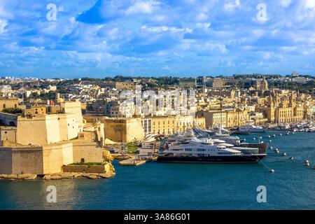 Vista di Birgu e del forte Sant'Angelo dai giardini superiori di Barrakka, la Valletta, Malta Foto Stock