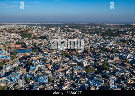 Vista sulla città Blu dal forte di Mehrangarh, Jodhpur, Rajasthan, India Foto Stock