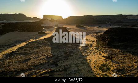 Alba negli affioramenti rocciosi, Zouar, i monti Tibesti, Ciad Foto Stock