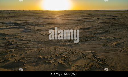 Volo del tramonto su una splendida duna di sabbia nei monti Tibesti, Ciad Foto Stock