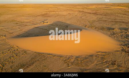 Volo del tramonto su una splendida duna di sabbia nei monti Tibesti, Ciad Foto Stock