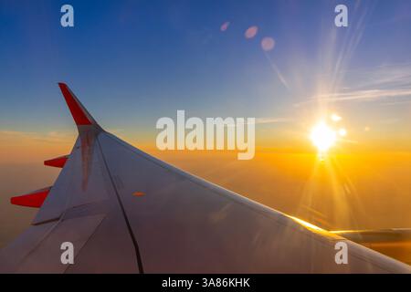Aereo ala, sole, tramonto sull'Inghilterra, Regno Unito Foto Stock