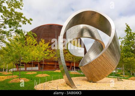 CERN, vagando per l'incommensurabile struttura in acciaio, Globe of Science and Innovation in background, Ginevra, Svizzera Foto Stock