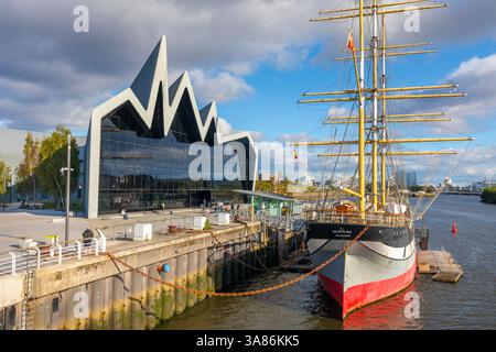 Riverside Museum, The Glenlee Tall Ship, River Clyde, Glasgow, Scozia, Regno Unito Foto Stock