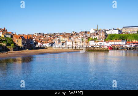 Mattina d'inizio estate nella cittadina balneare di Whitby, North Yorkshire, Inghilterra, Regno Unito Foto Stock