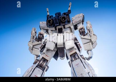 L'imponente statua dell'Unicorn Gundam che si erge sotto un cielo blu in DiverCity Tokyo Plaza, Odaiba, Tokyo, Honshu, Giappone Foto Stock