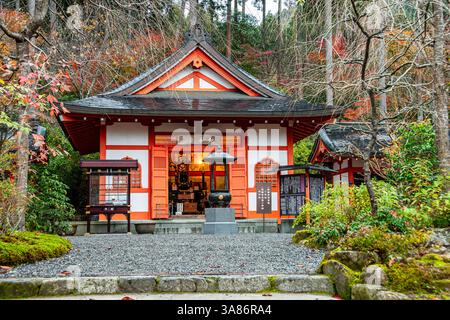 Un vivace santuario rosso circondato dal verde e dai colori autunnali, situato vicino al tempio Sanzen-in di Ohara, Kyoto, Honshu, Giappone Foto Stock