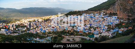 Vista panoramica dell'alba sullo skyline della Medina di Chefchaouen, Chefchaouen, Marocco Foto Stock