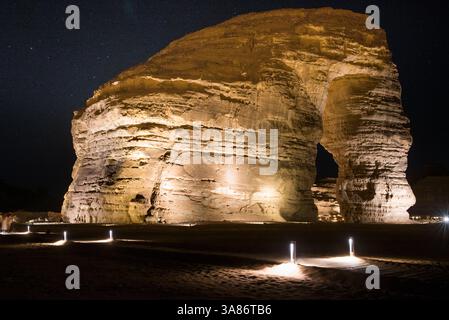 Jabal Alfil (roccia dell'elefante) di notte, una formazione naturale di arenaria rossa nell'area di Alula, provincia di Medina, Arabia Saudita Foto Stock