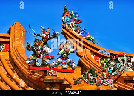 Intricate sculture in porcellana sui tetti di Chenghuangmiao (Tempio del Dio della città) di Puning City, provincia del Guangdong, Cina Foto Stock