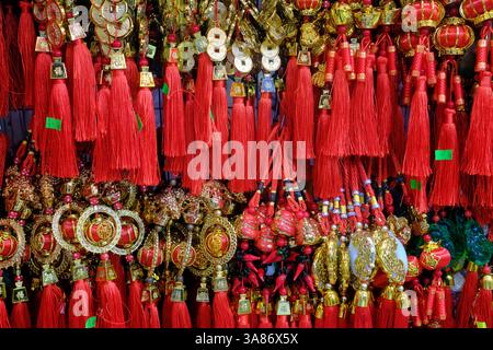 Decorazioni per il capodanno vietnamita e cinese in un negozio a Cholon, il quartiere cinese, ho chi Minh City, Vietnam Foto Stock