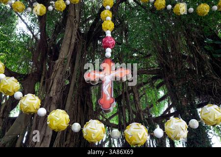 San Francesco Saverio, chiesa cattolica, rosario gigante nel giardino, la Vang, Vietnam Foto Stock