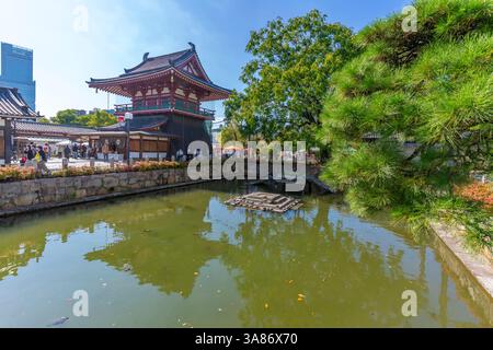 Vista del Kita-indogane-do e delle tartarughe nello stagno delle tartarughe in una giornata di sole, Shitennoji, Tennoji Ward, Osaka, Honshu, Giappone Foto Stock