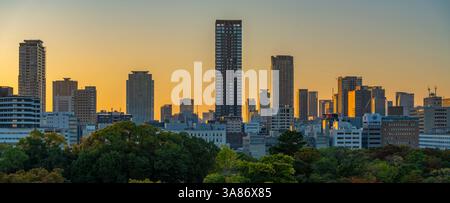 Vista dello skyline di Osaka dal Castello di Osaka al tramonto, Chuo Ward, Osaka, Honshu, Giappone Foto Stock