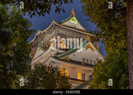 Vista del Castello di Osaka (Osaka-jo) al crepuscolo, Chuo Ward, Osaka, Honshu, Giappone Foto Stock
