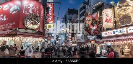 Vista delle colorate facciate dei ristoranti a Dotonbori, vivace quartiere dei divertimenti vicino al fiume, Osaka, Honshu, Giappone Foto Stock