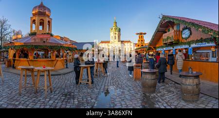 Vista del mercatino di Natale del castello di Charlottenburg nel castello di Charlottenburg, Berlino, Germania Foto Stock