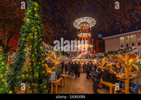 Il mercatino di Natale si trova nella piazza del mercato di Altstadt Spandau al crepuscolo, Spandau, Berlino, Germania Foto Stock
