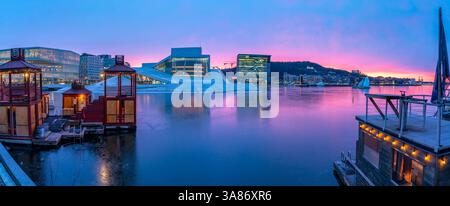 Vista del Teatro dell'Opera e delle saune sul porto durante l'inverno all'alba, Oslo, Norvegia, Scandinavia Foto Stock