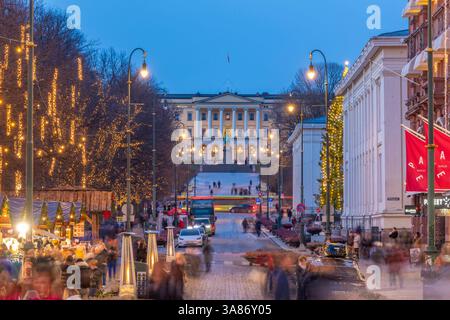 Vista del Palazzo reale dalla porta Karl Johans a Natale, Oslo, Norvegia, Scandinavia Foto Stock