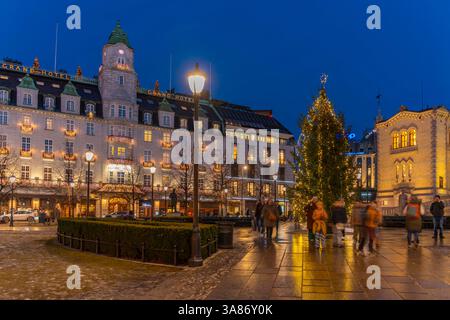 Vista del Grand Hotel sulla porta Karl Johans durante il Natale al crepuscolo, Oslo, Norvegia, Scandinavia Foto Stock