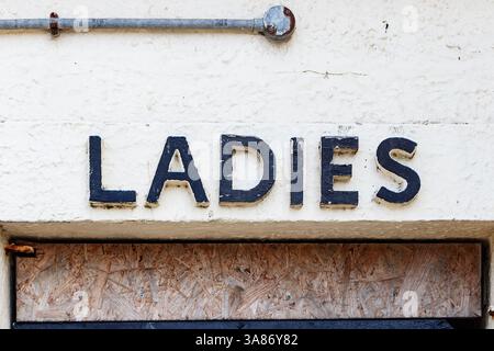 cartelli in rilievo per i bagni pubblici delle donne nella stazione degli autobus art deco di seaton carew Foto Stock