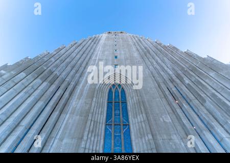 Vista della chiesa di Hallgrimskirkja nel centro della città di Reykjavik in inverno, Reykjavik, Islanda Foto Stock