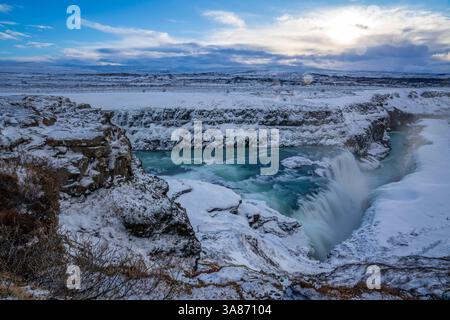 Vista della cascata Gullfoss sul fiume Hvita in inverno, regione occidentale, Islanda Foto Stock