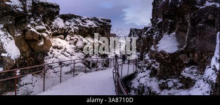 Deriva continentale tra placche tettoniche nordamericane ed eurasiatiche, Parco nazionale di Thingvellir, UNESCO, in inverno, regione occidentale, Islanda Foto Stock
